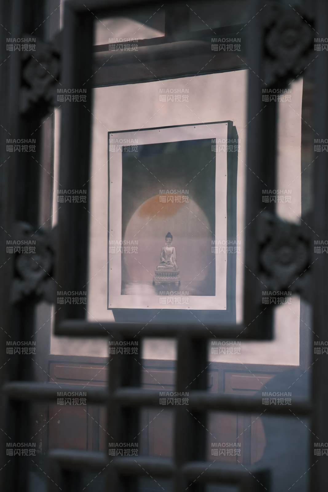 佛像窗影 静谧禅意图片