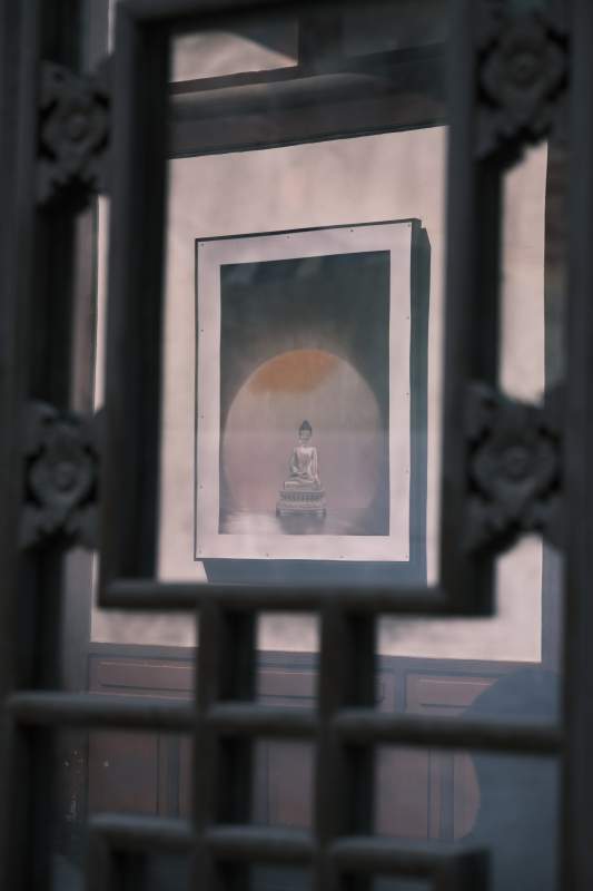 佛像窗影 静谧禅意图片