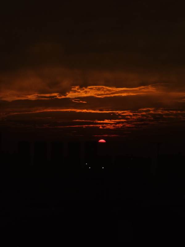 夕阳余晖映天际图片