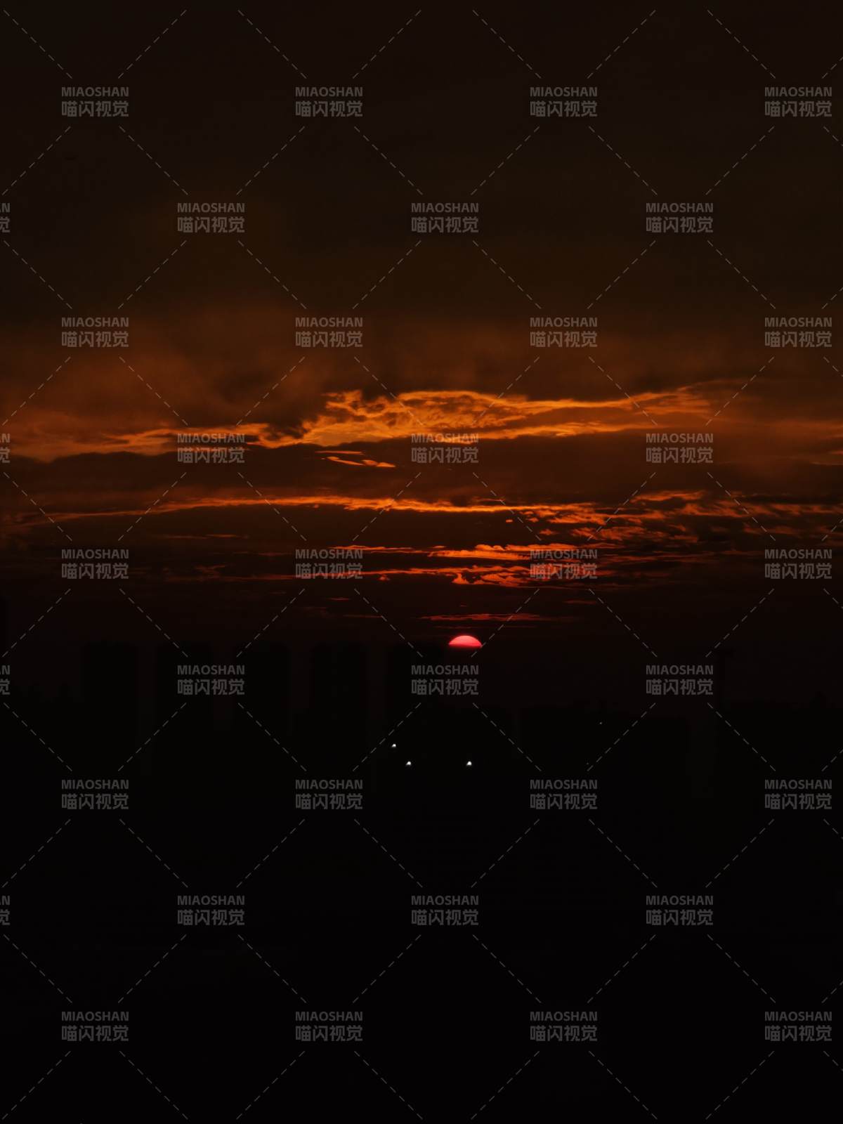 夕阳余晖映天际图片