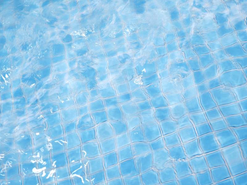 清澈泳池水波纹图片