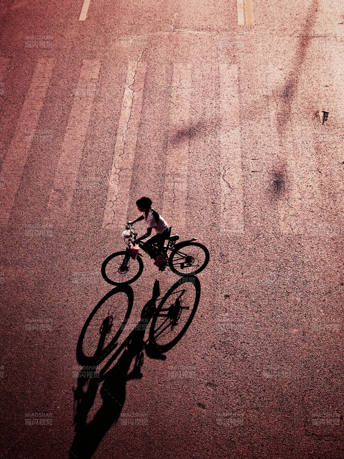 街头骑行的影子艺术图片