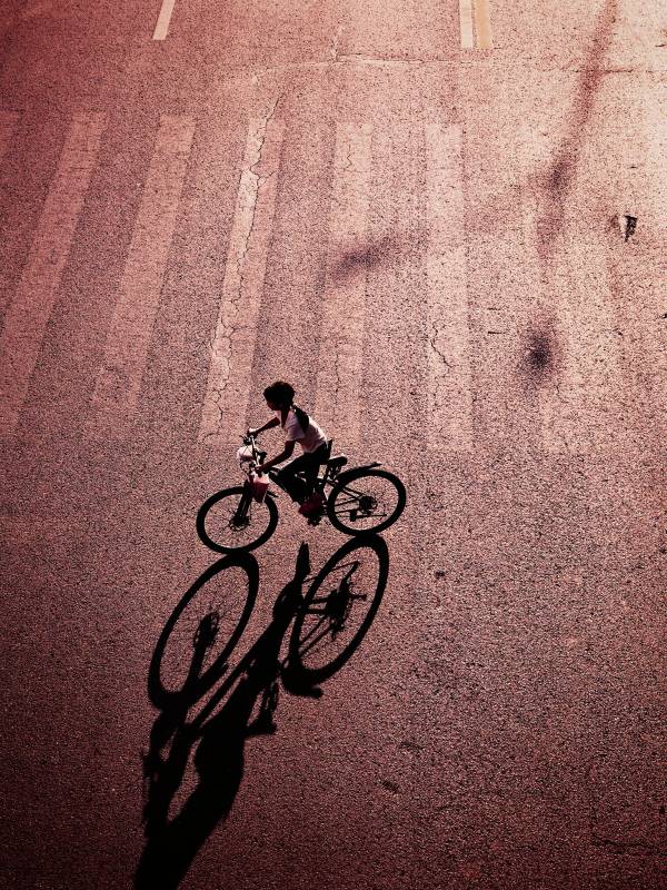 街头骑行的影子艺术图片