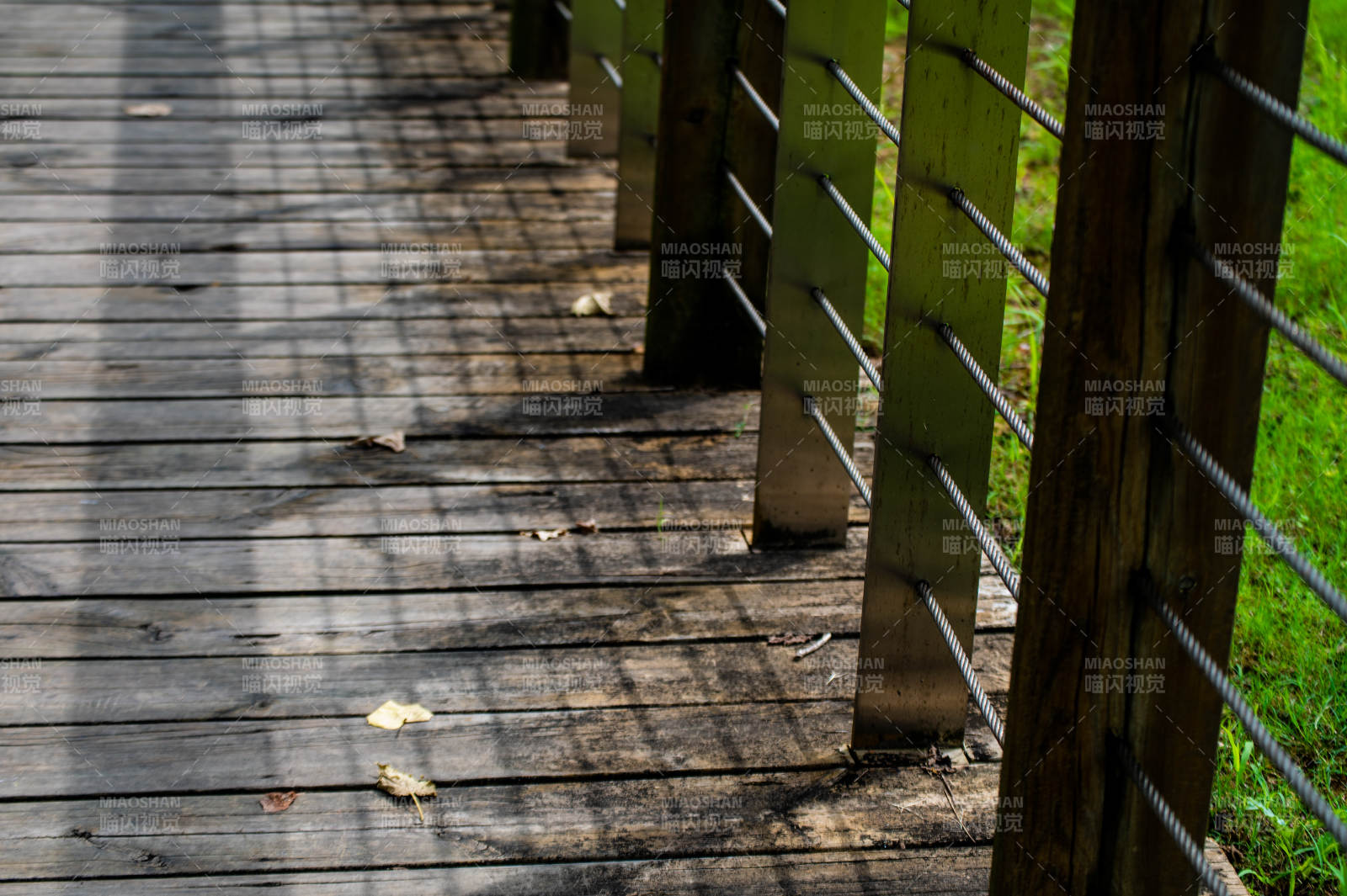 木质栈道与金属栏杆图片