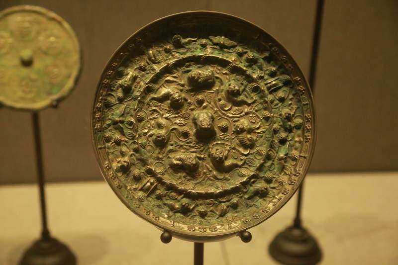 古代青铜镜展示图片