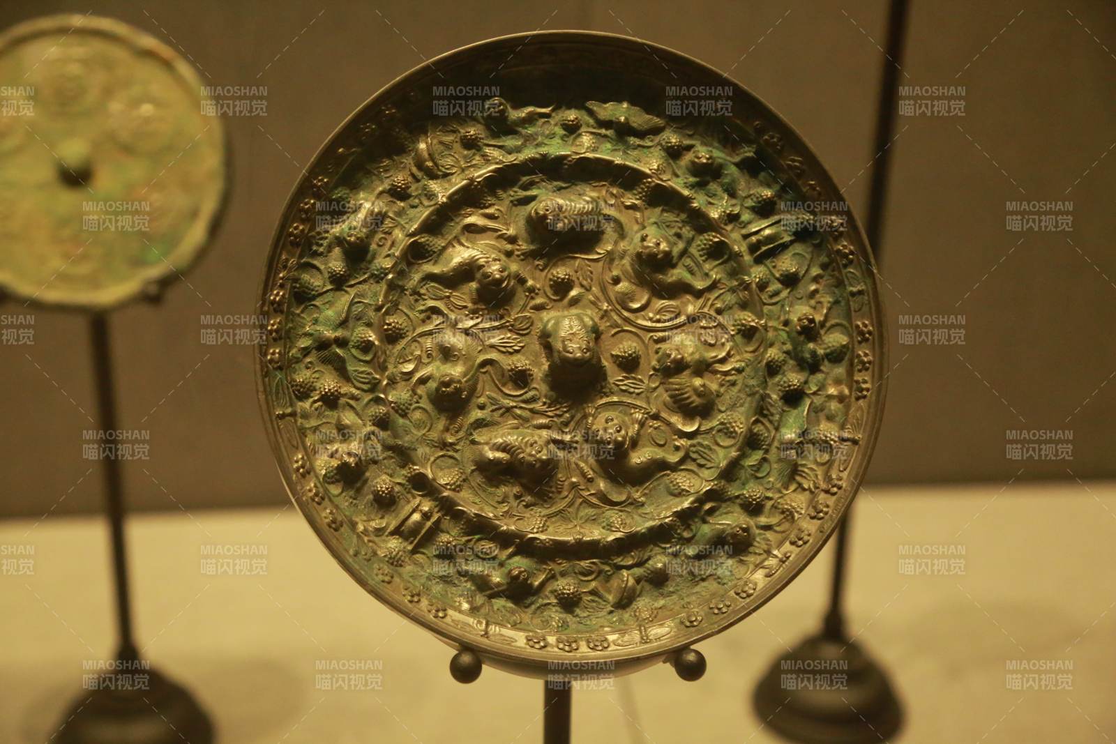 古代青铜镜展示图片