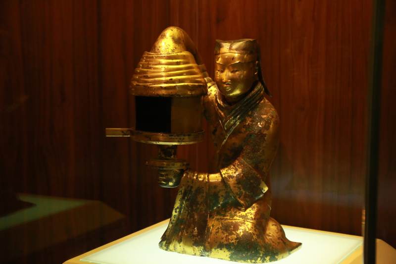 金质侍女灯雕塑展示图片