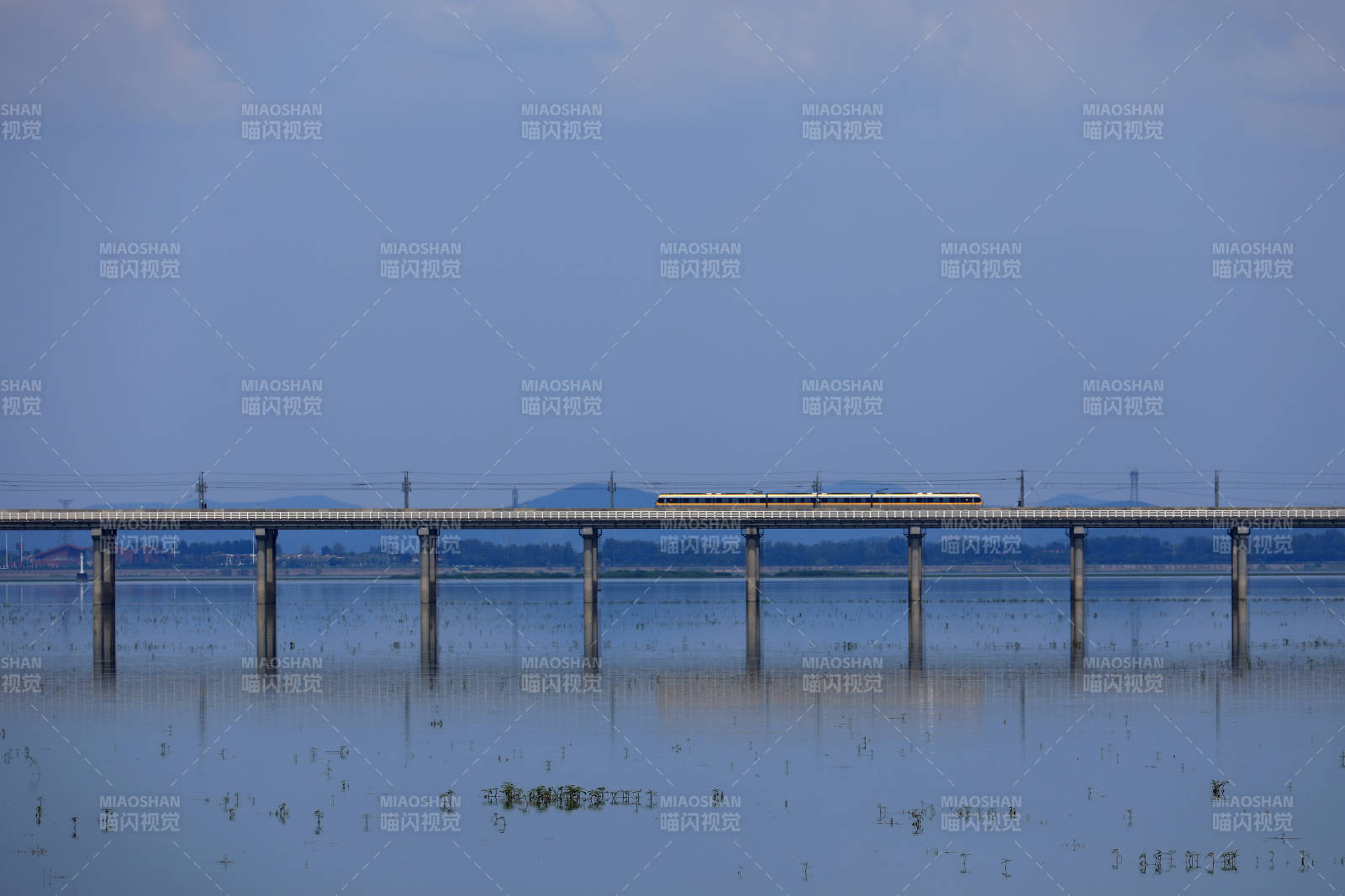 石臼湖特大桥上行驶的一列地铁图片