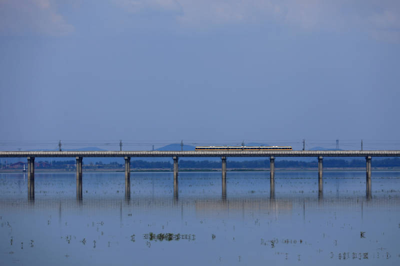 石臼湖特大桥上行驶的一列地铁图片