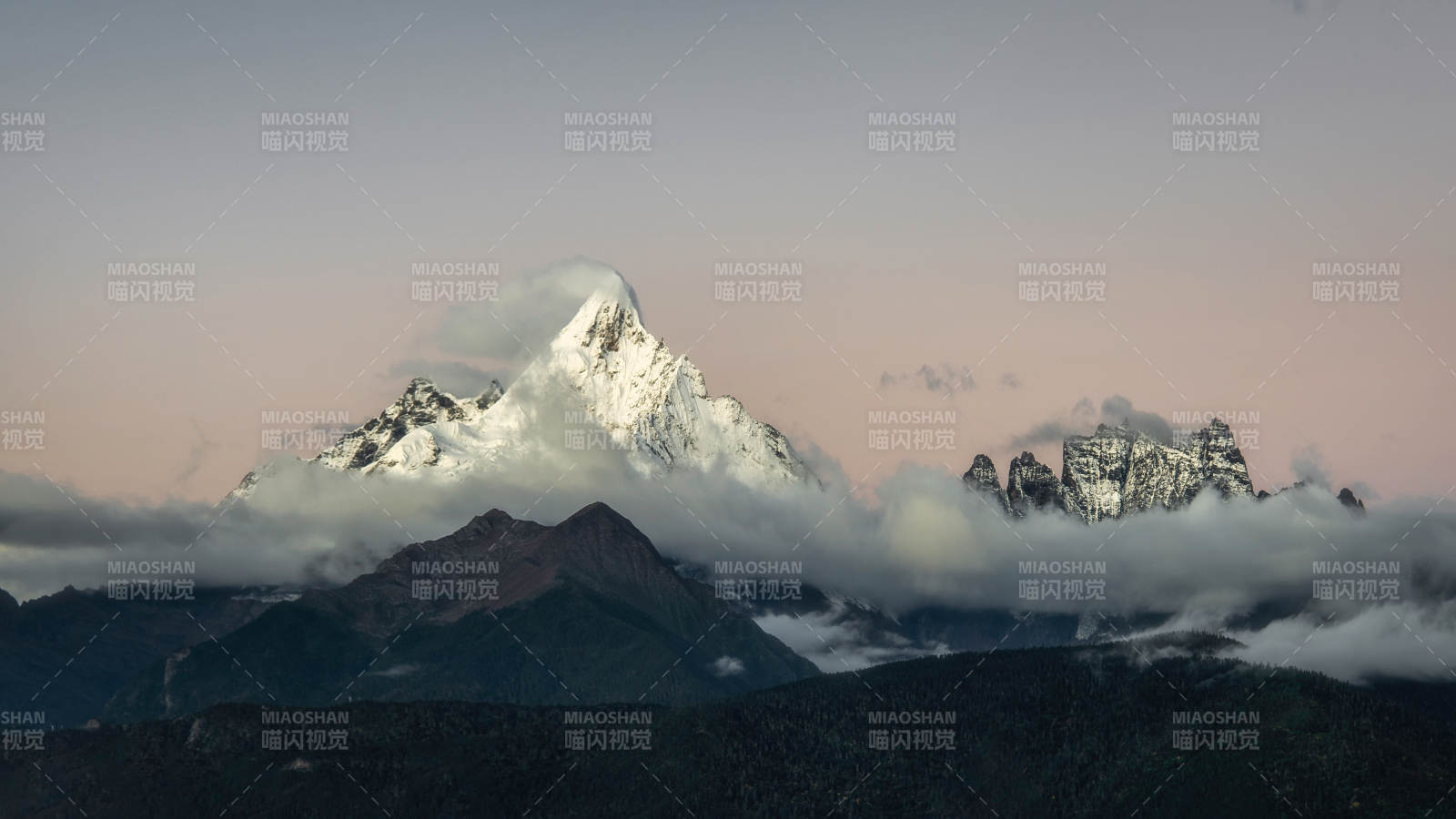 雪山云海 晨曦初照图片