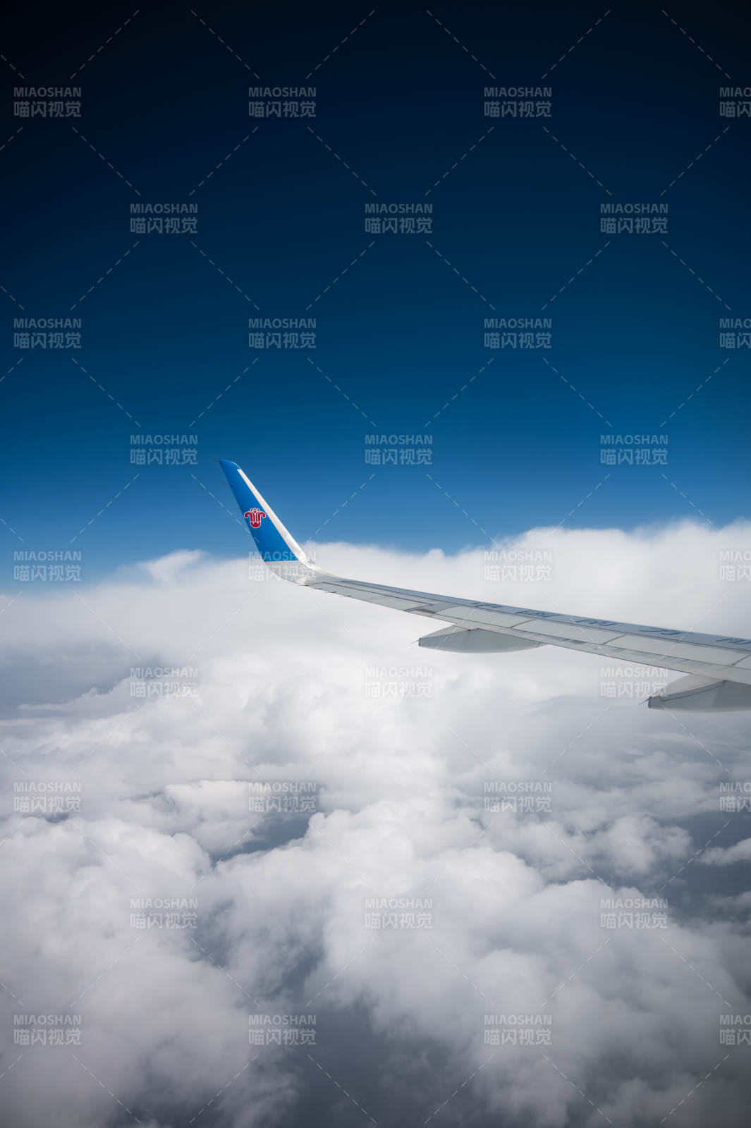 云端飞行 蓝天白云间图片