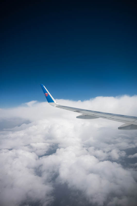 云端飞行 蓝天白云间图片