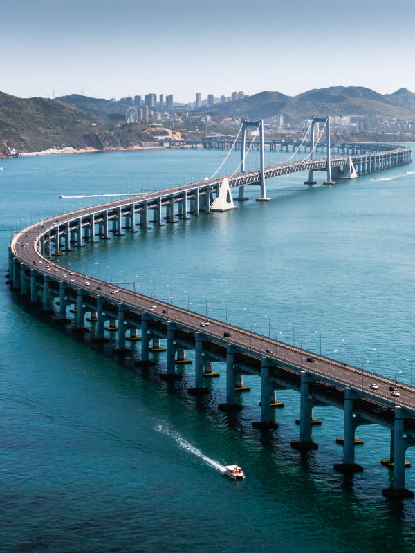 大连星海湾大桥与帆船共舞图片