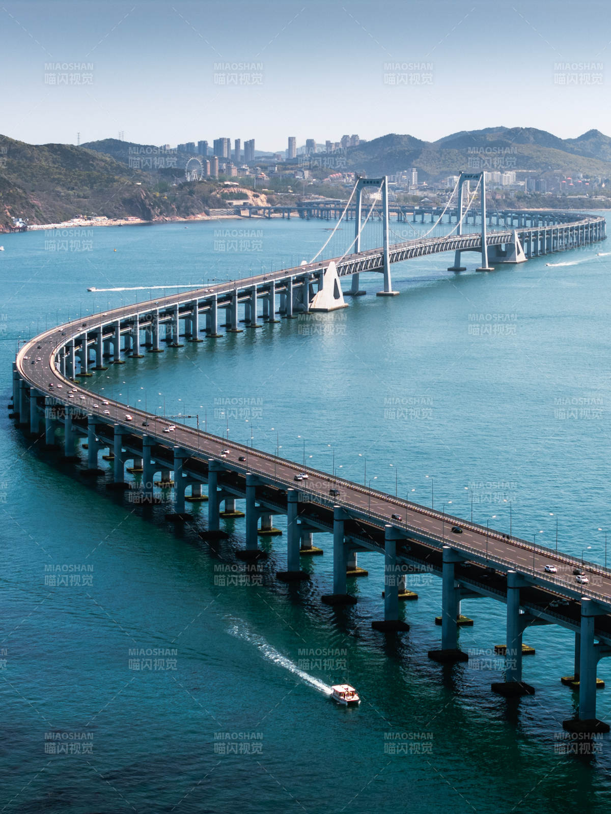 大连星海湾大桥与帆船共舞图片