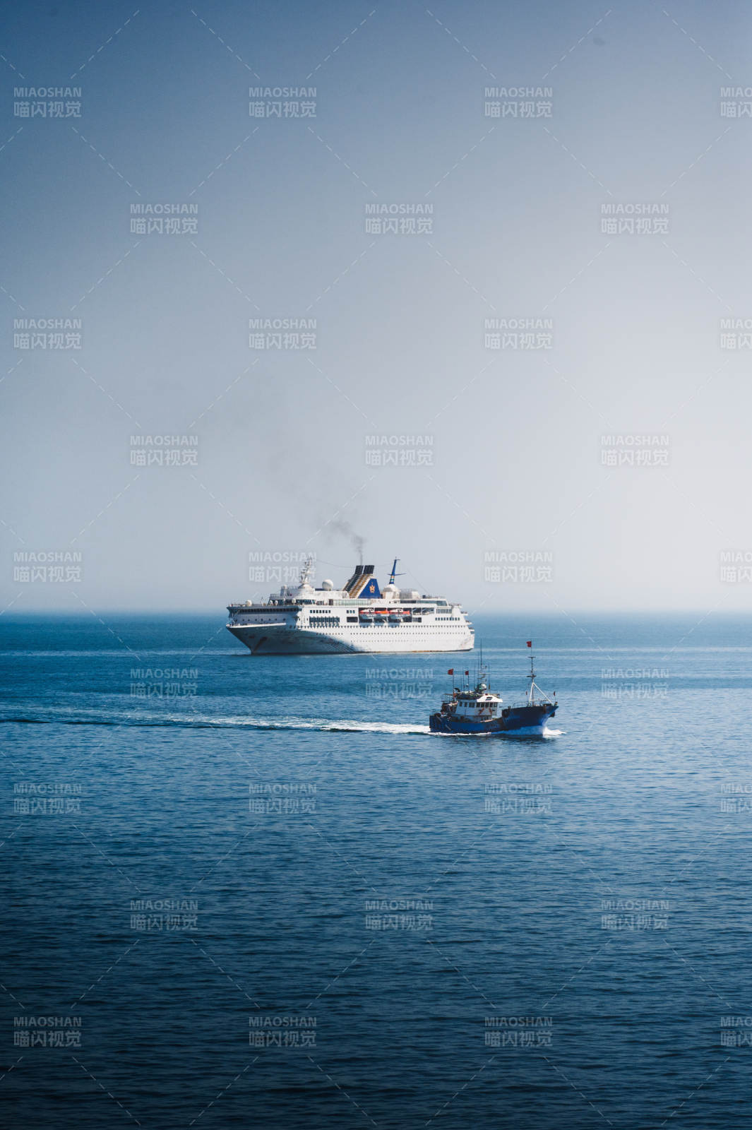 海上邮轮与渔船相遇图片