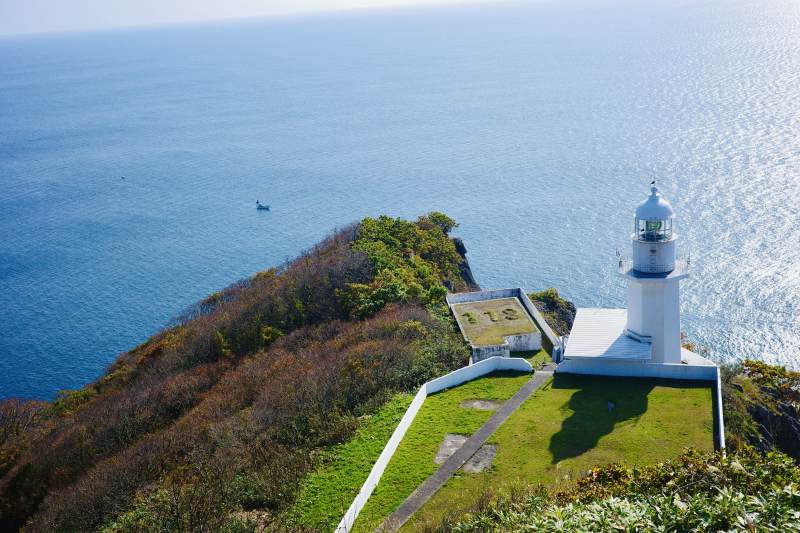 北海道 海边灯塔与绿植景观图片