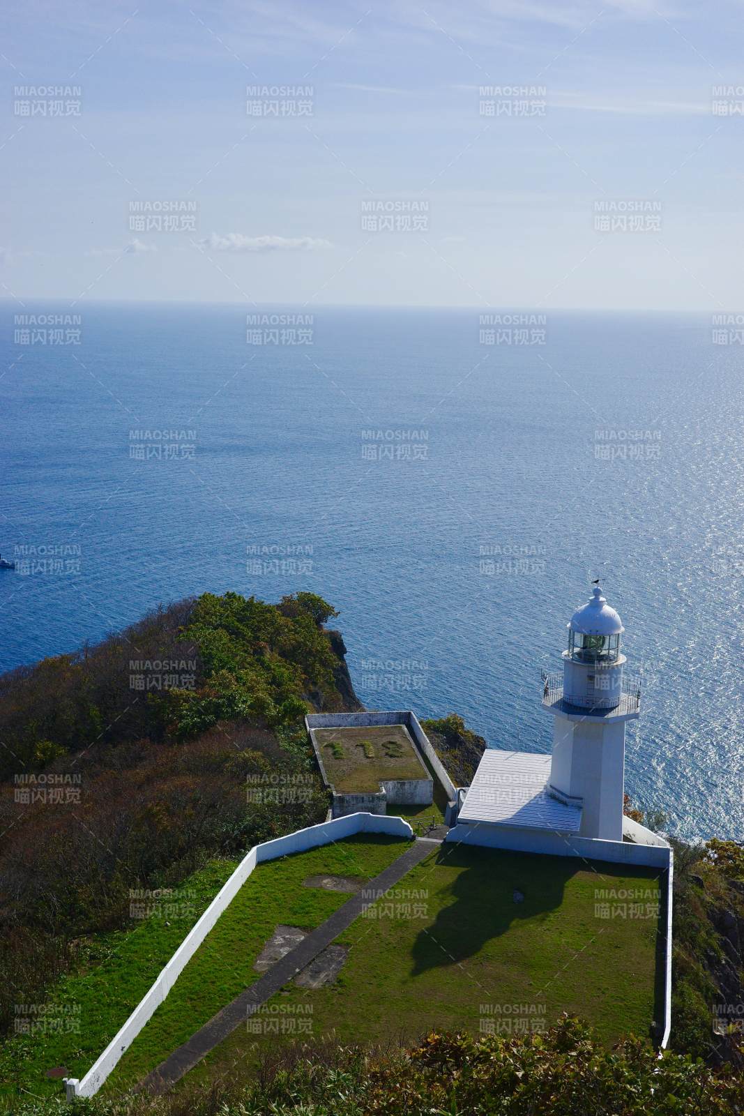 地球岬 海边灯塔与晴空图片