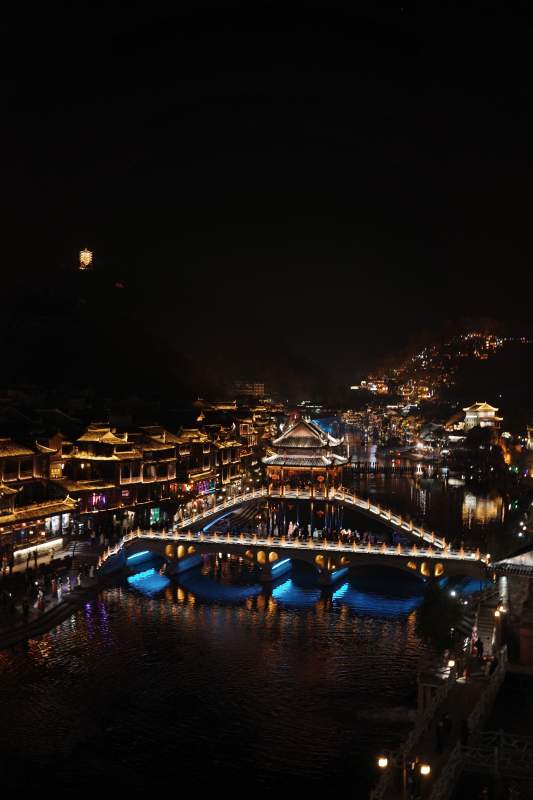 凤凰古城 夜色下的古镇桥梁灯火辉煌图片