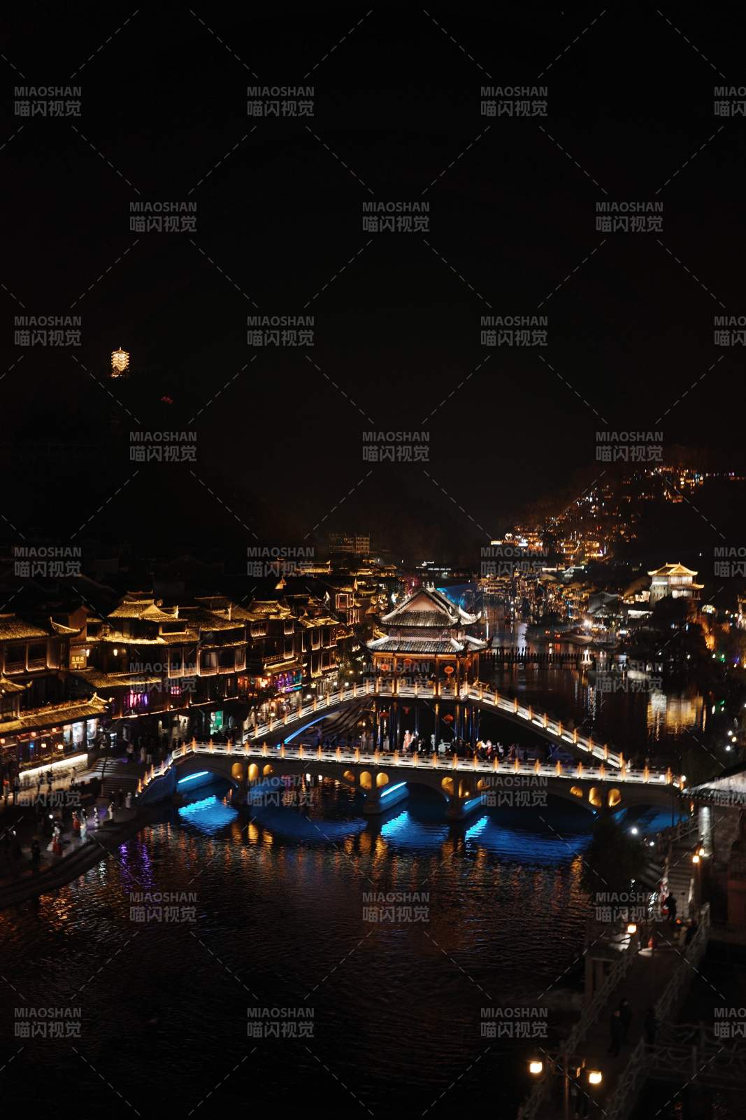 凤凰古城 夜色下的古镇桥梁灯火辉煌图片