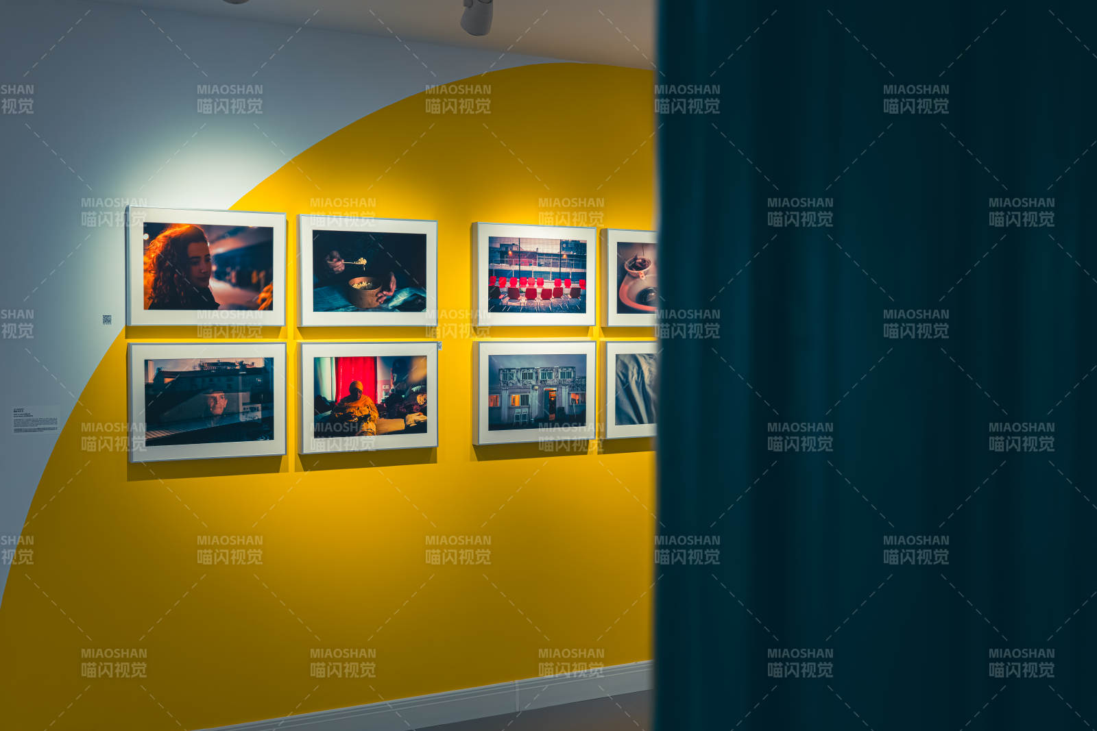黄色墙上的摄影作品展图片