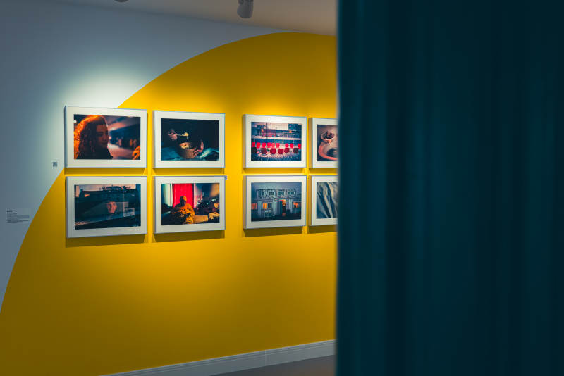 黄色墙上的摄影作品展图片