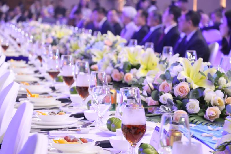 宴会餐桌布置精美花艺图片