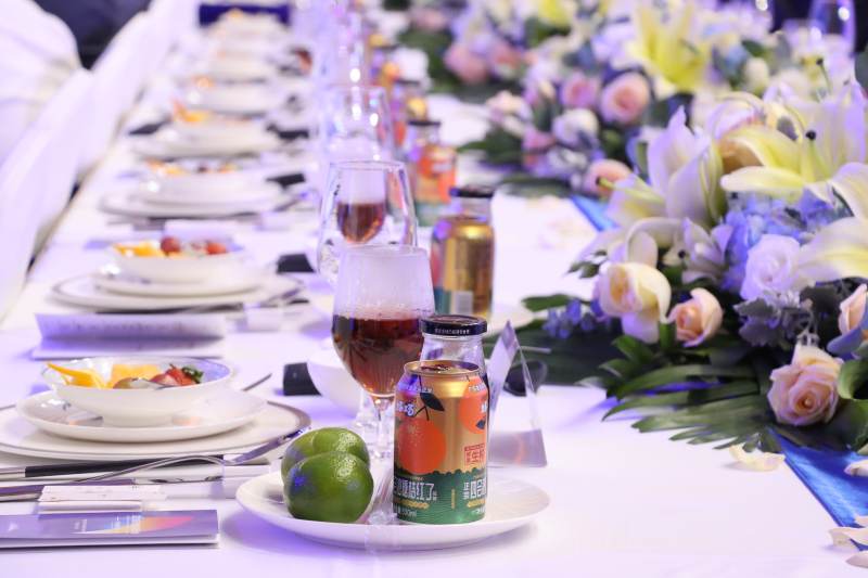 宴会餐桌布置与饮品展示图片