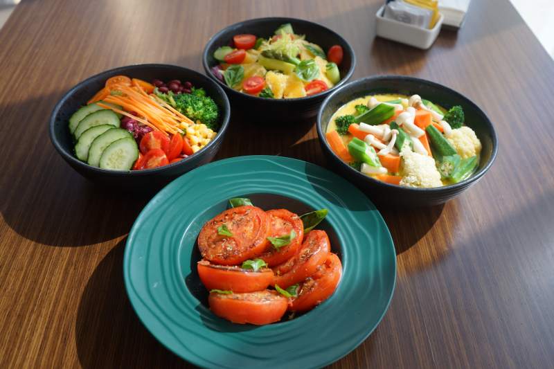 多彩蔬菜沙拉与番茄盘图片