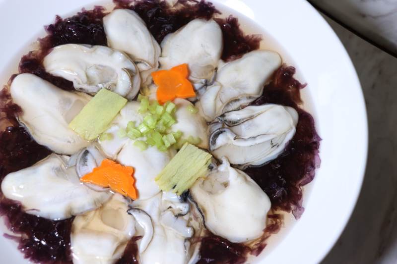 紫菜蚝片配蔬菜点缀图片