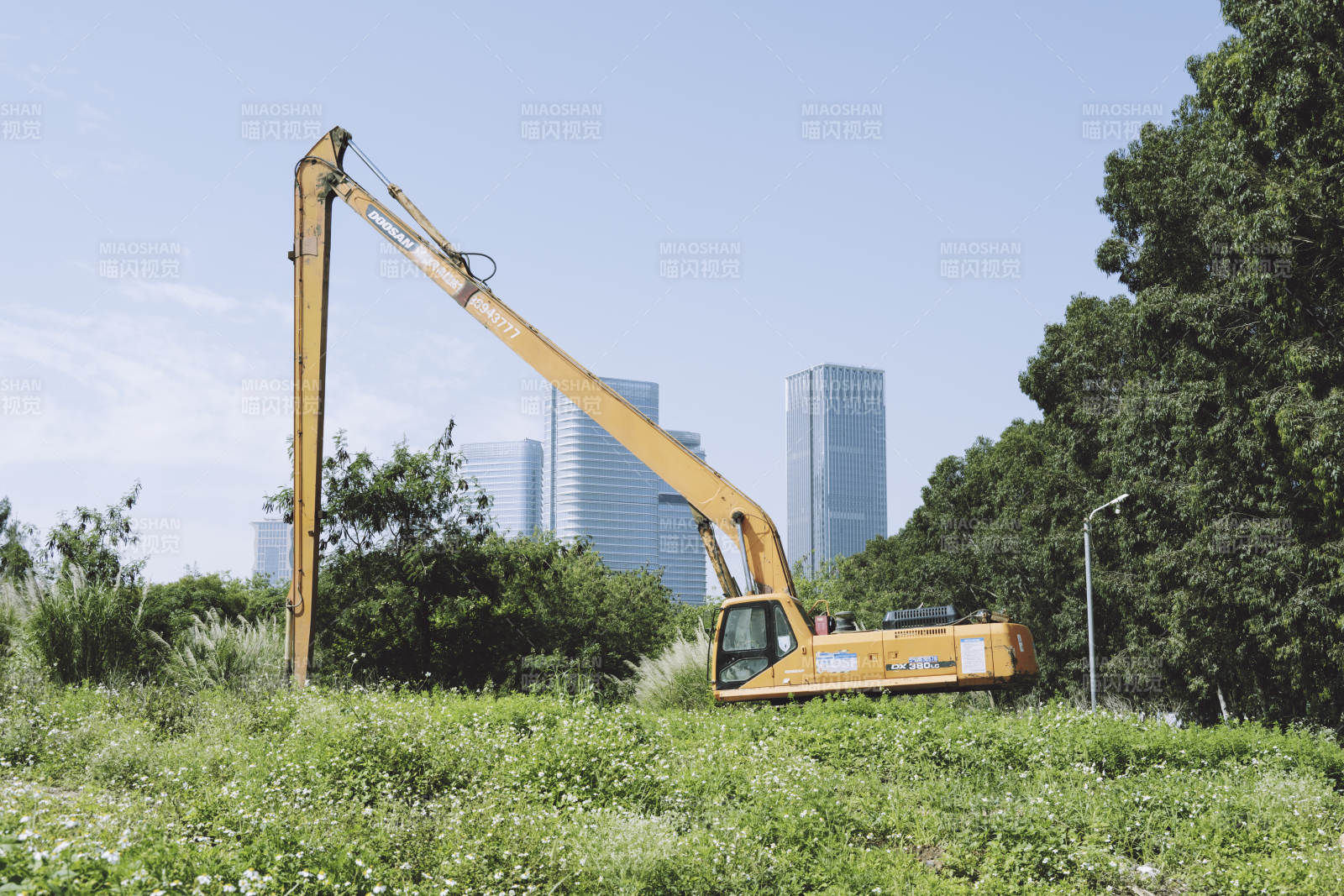 城市边缘的黄色挖掘机图片
