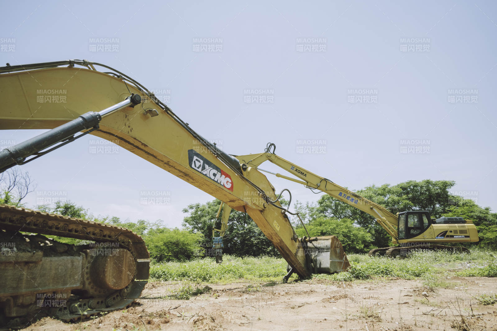工地上的黄色挖掘机图片