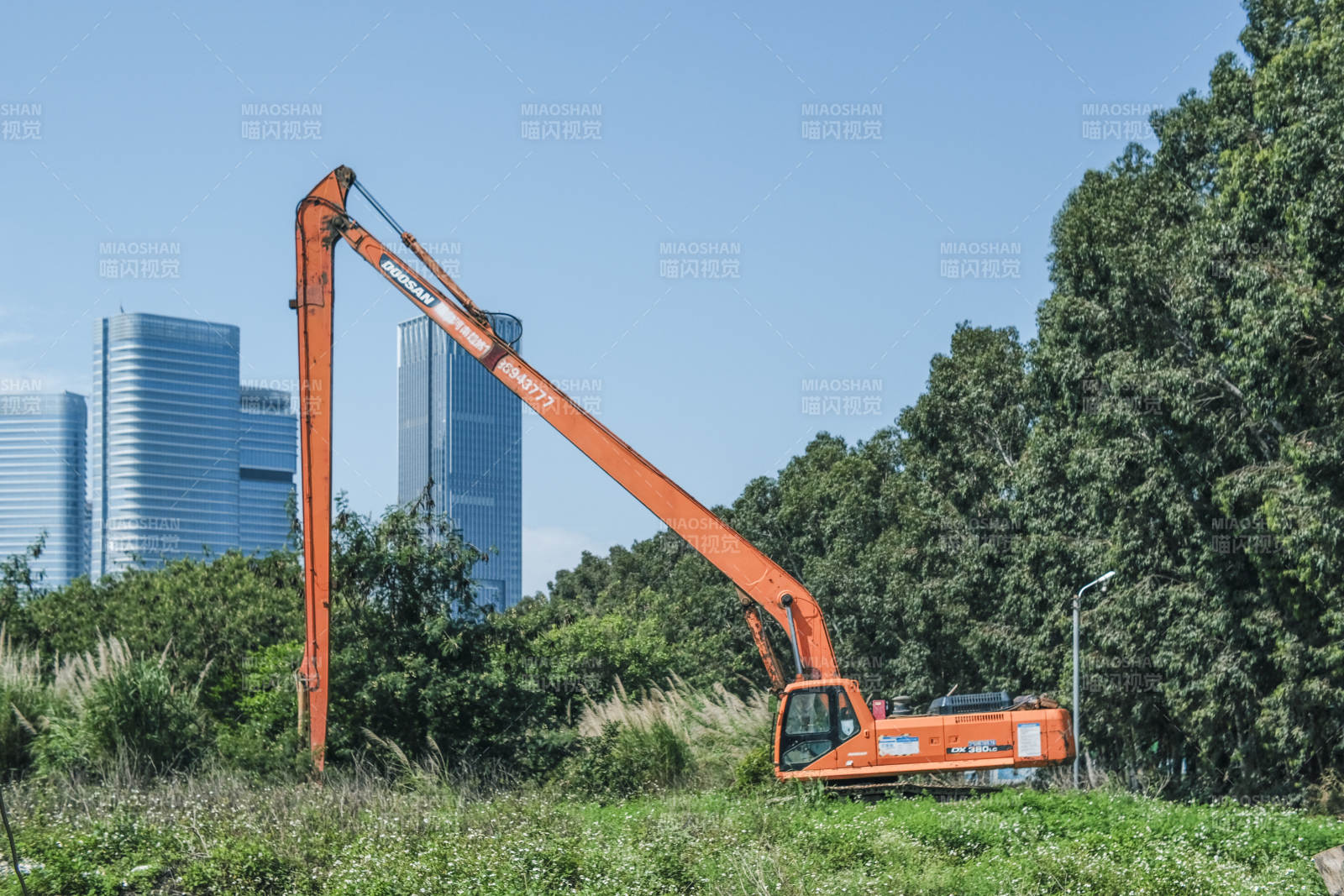 橙色挖掘机作业现场图片