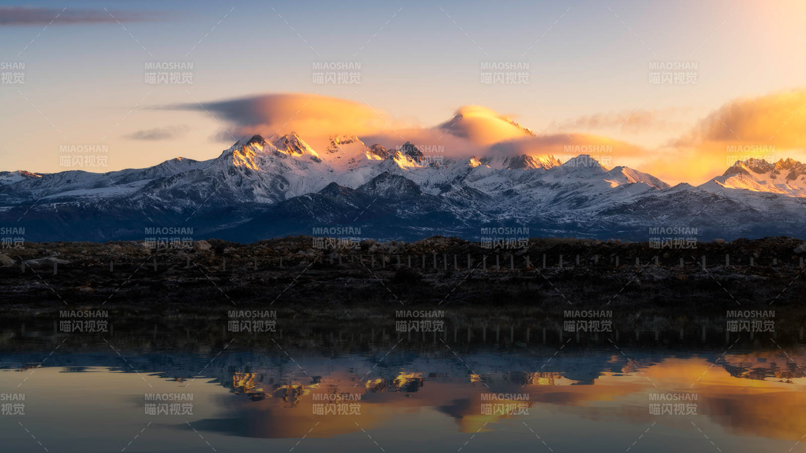 雪山倒影 晨曦光辉图片