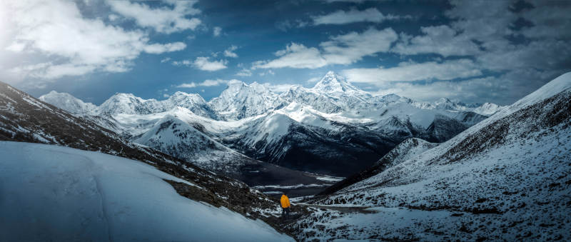 雪山之巅 孤行者影图片