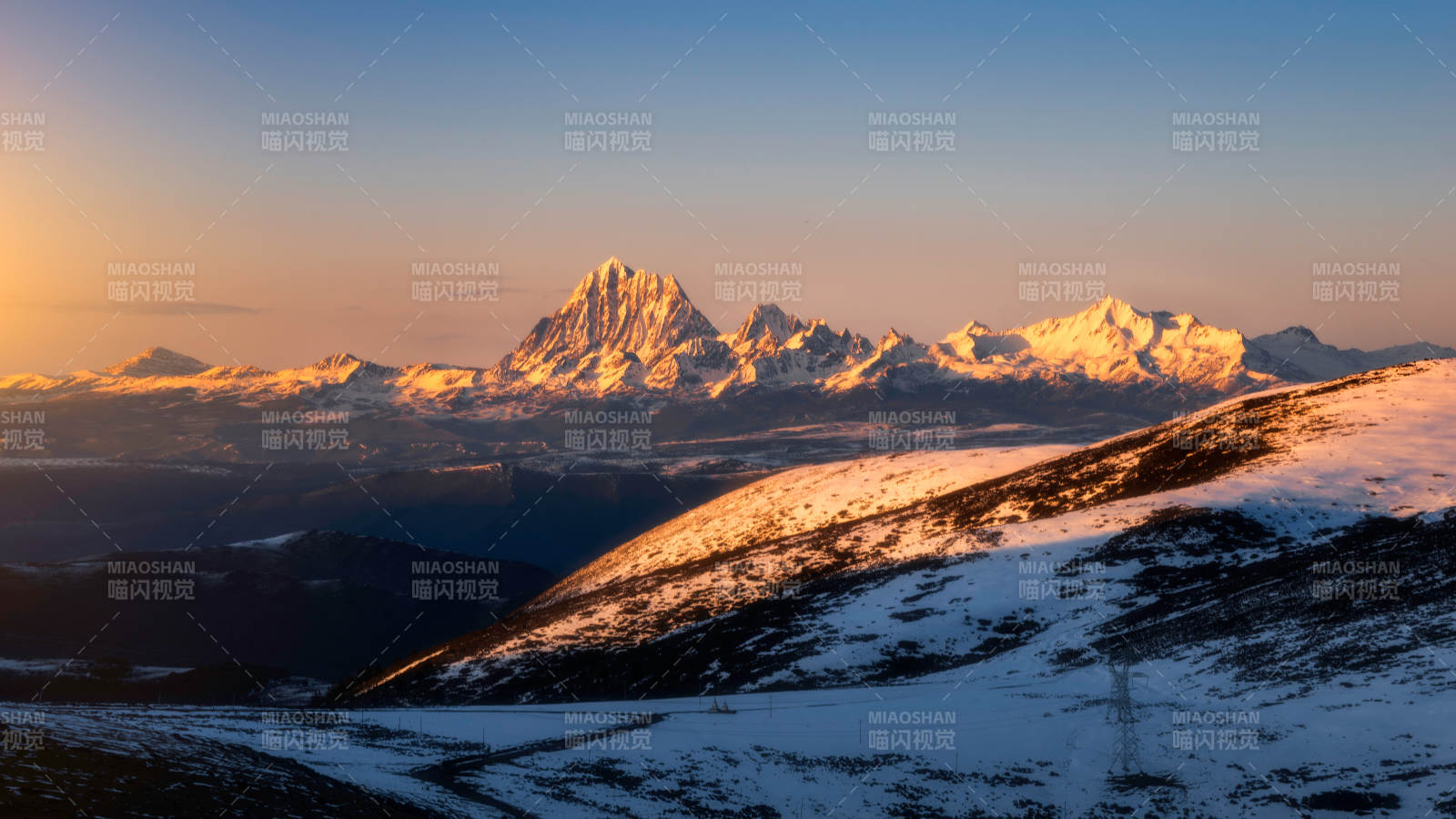 雪山日落 金光璀璨图片