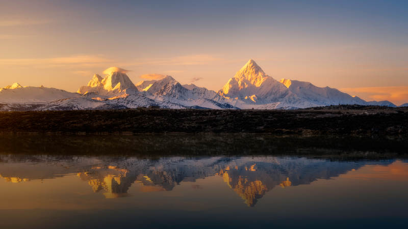 雪山倒影 晨曦美景图片