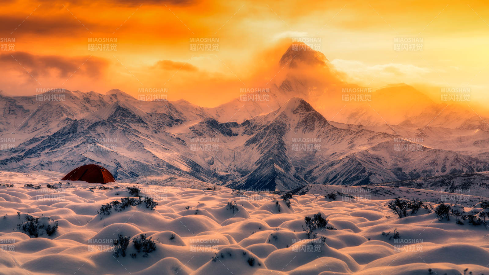 雪山日落 帐篷静谧图片