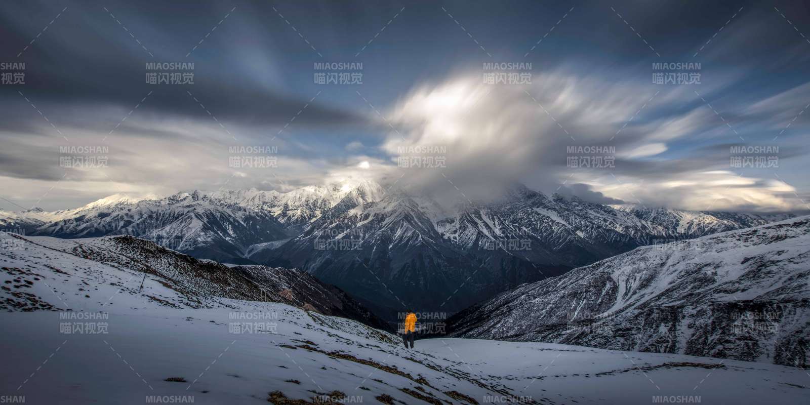 雪山云海 孤行者影图片