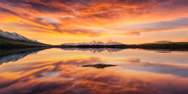 湖畔夕阳映雪山图片