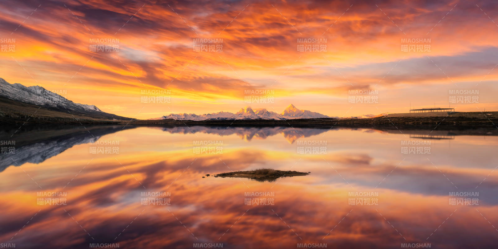 湖畔夕阳映雪山图片