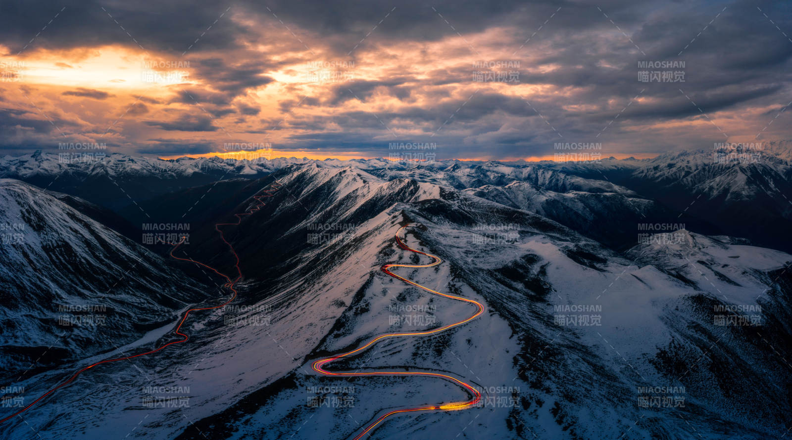 雪山之巅 光影蜿蜒图片