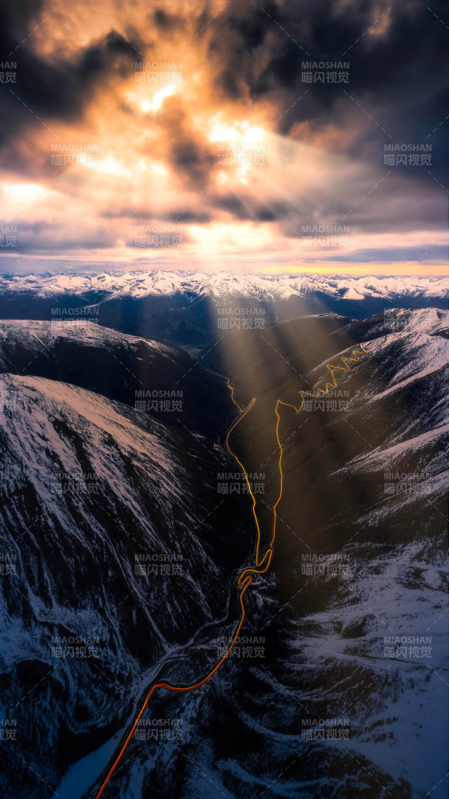 雪山之巅 光影交错图片