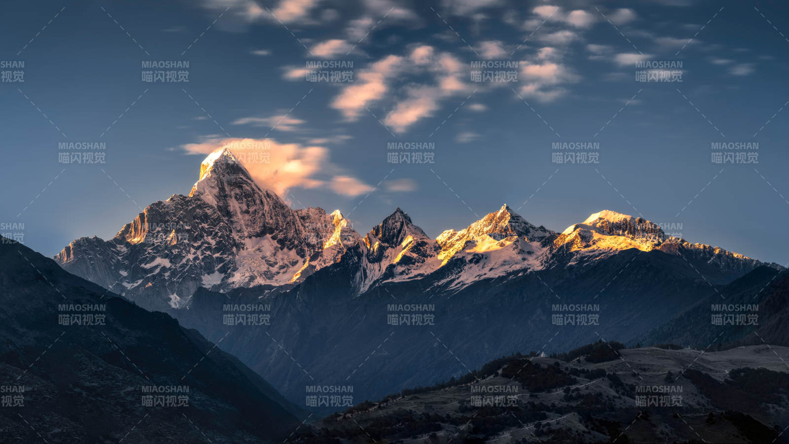 雪山晨曦 光辉映照图片
