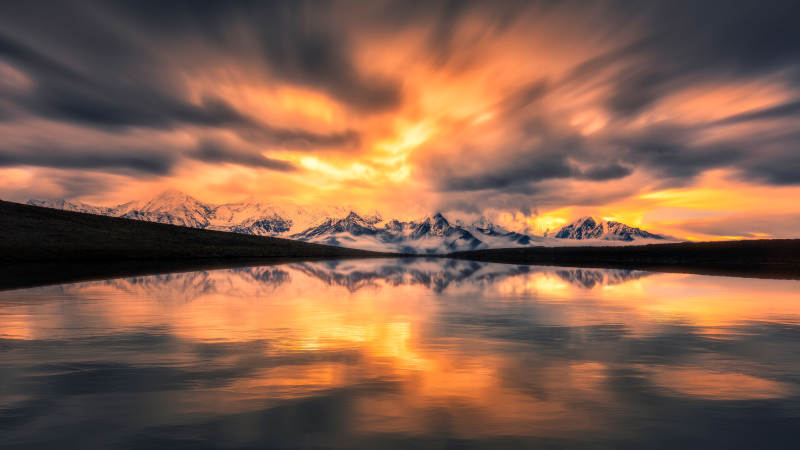 雪山湖畔夕阳美图片