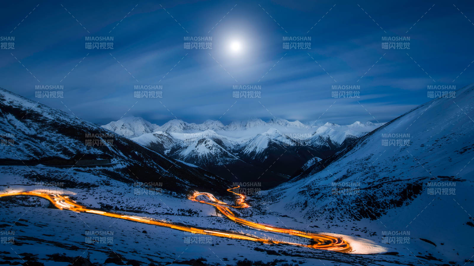 雪夜山间光影流线图图片