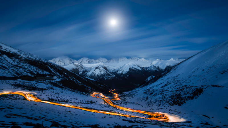 雪夜山间光影流线图图片