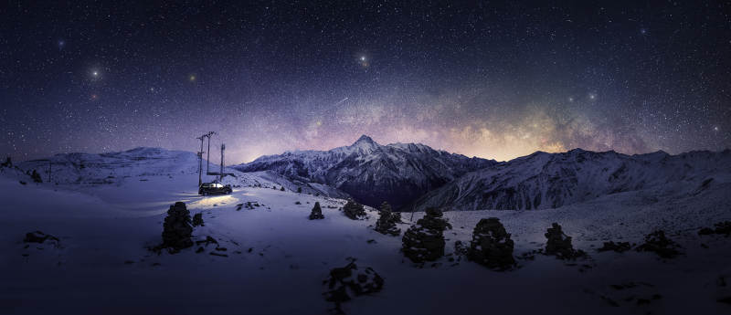 雪山夜景 星空璀璨图片