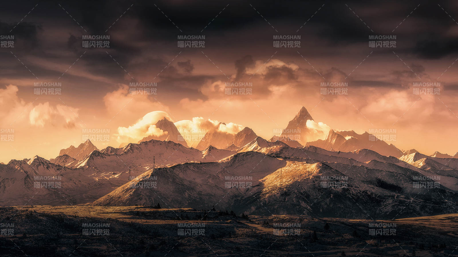 雪山黄昏 云霞映照图片