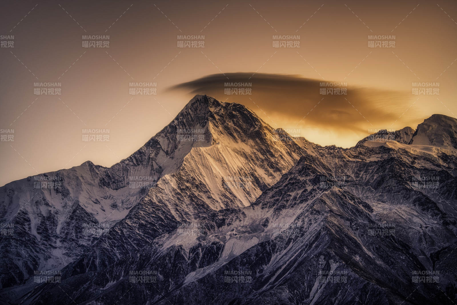 雪山之巅 云雾缭绕图片