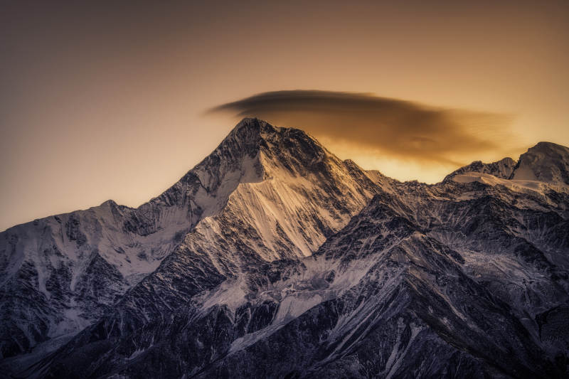 雪山之巅 云雾缭绕图片